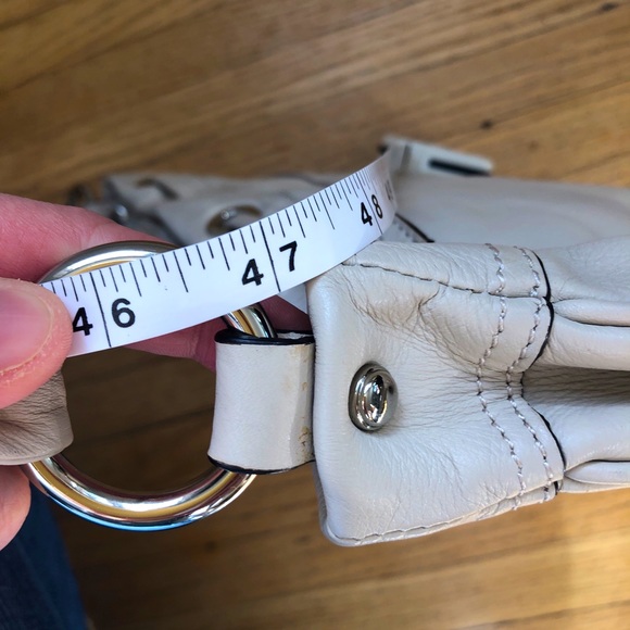 B. Makowsky White Leather Dakota Fringe Crossbody - Picture 11 of 11